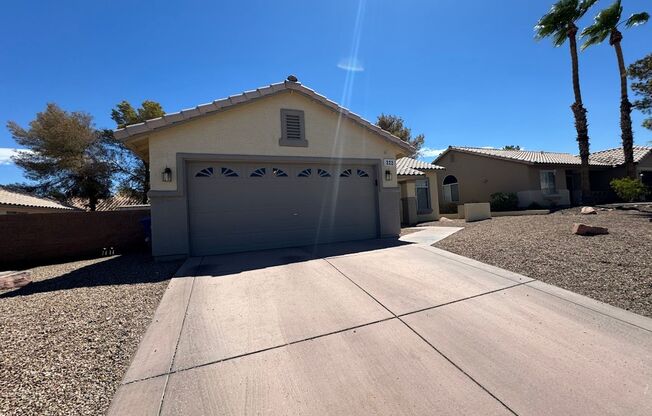 COZY SINGLE STORY HOME WITH 3 BEDROOMS 2 BATHROOM AND A SPACIOUS BACK YARD