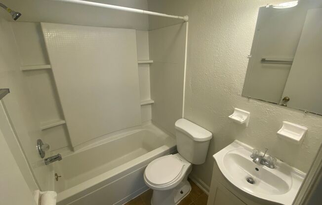 First Floor Studio Apartment - Walk to Duke, Downtown or Durham Co-op!