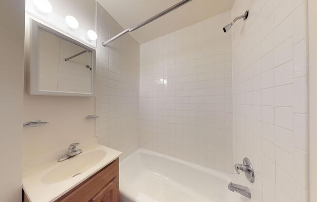 Studio, 1 bath, 296 sqft, $950, Unit 3-J