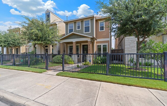 215 E COURTLAND PL