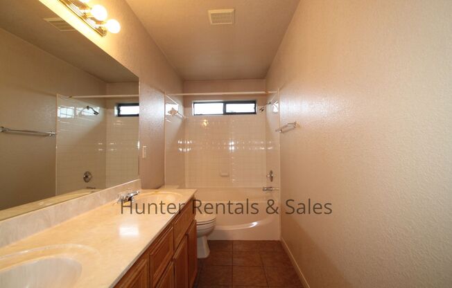 3 beds, 2 baths, $1,200, Unit Unit B