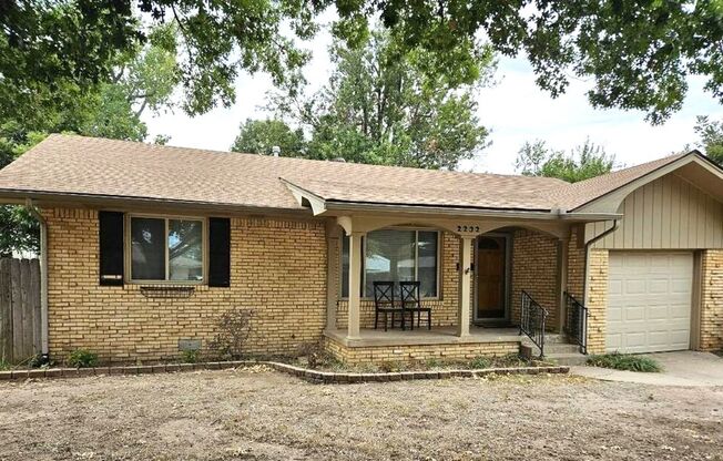 Charming Home Near Major Highways & Shopping!!