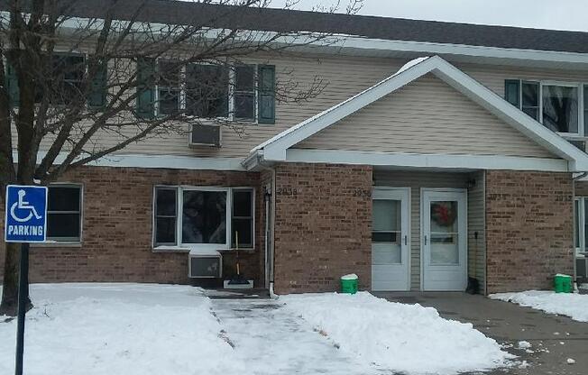 3 beds, 1 bath, 1,036 sqft, $1,095, Unit 2936