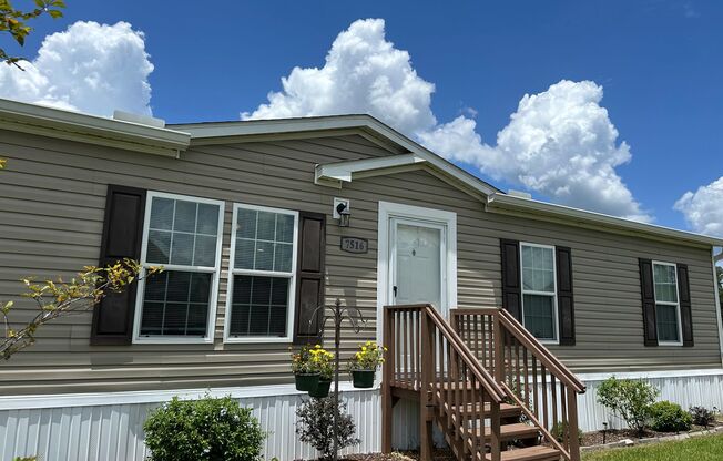 Charming Acrage Rental with Optional Barn Use – Country Living at Its Best!