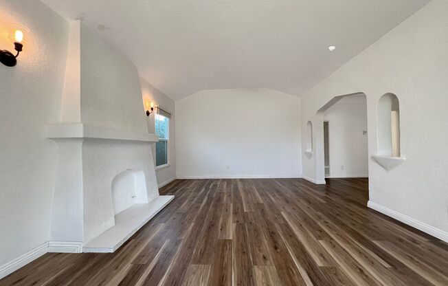 2 beds, 1 bath, 1,000 sqft, $3,095, Unit 2318 Eucalyptus Ave