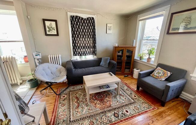 2 beds, 1 bath, $1,045, Unit 17