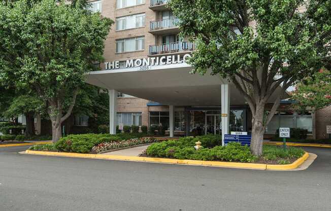 The Monticello hotel is located in a quiet area with trees and bushes around it.