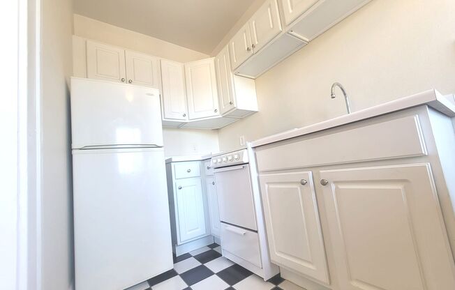 Studio, 1 bath, $895, Unit 39