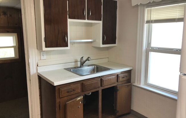 2 beds, 1 bath, 900 sqft, $750, Unit Up