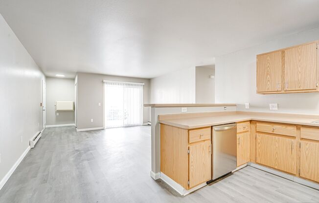 3 beds, 1.5 baths, 1,300 sqft, $1,699, Unit 105 - 01