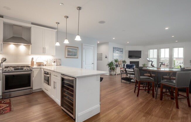 3 beds, 2 baths, 1,558 sqft, $6,050, Unit 28