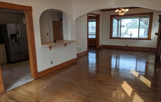 AWESOME 3-BDRM + GARAGE IN DESIRABLE SUNNYSIDE NEIGHBORHOOD!