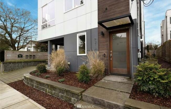 Welcome Home Contemporary Gem 3bd/3.5ba