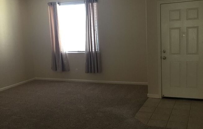 Avail 7/1 - Single level Rocklin home with new carpet