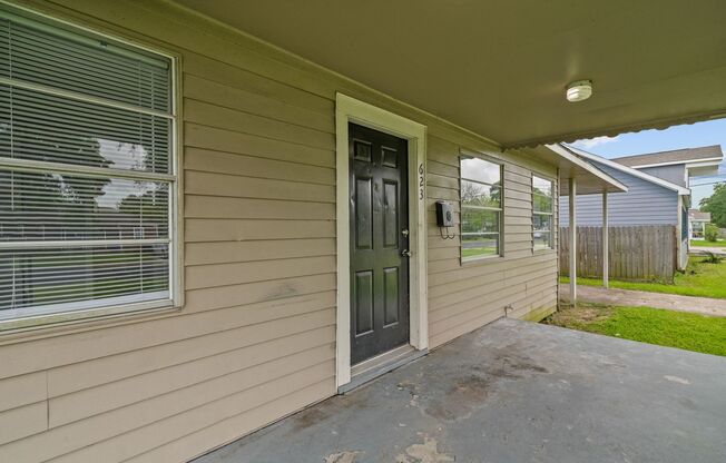 Cozy 3 Bedroom, 1 Bath Home - Spacious Living with Classic Charm