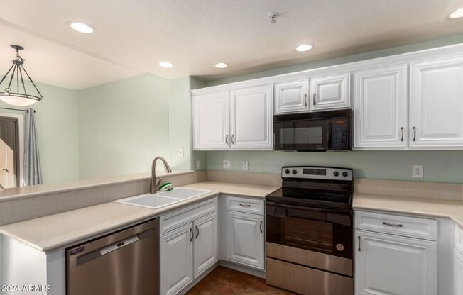 2 beds, 2 baths, $2,200, Unit APARTMENT 2168