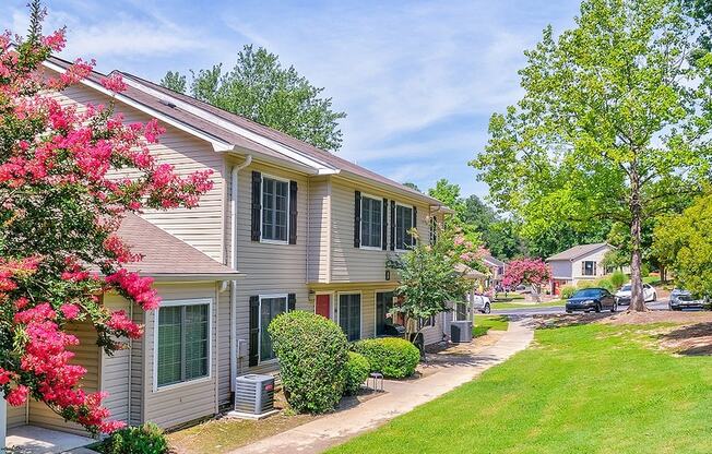 outdoor green space at west winds townhomes in Columbia, SC