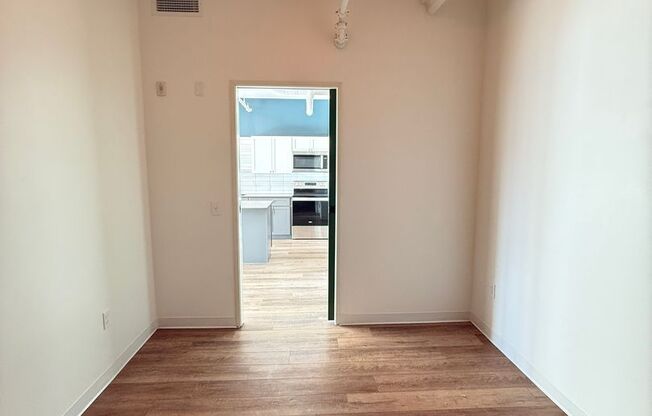 2 beds, 1 bath, 865 sqft, $2,350, Unit Unit 612