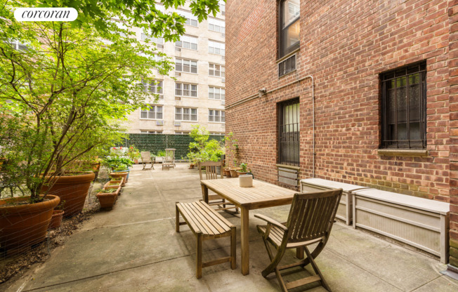 211 E 18 ST