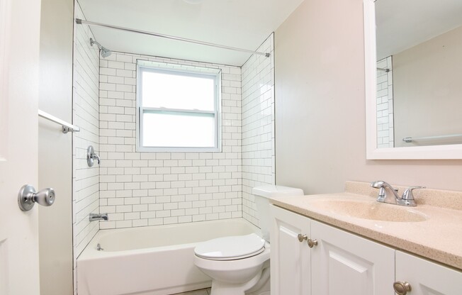 2 beds, 1 bath, 900 sqft, $1,800, Unit 5