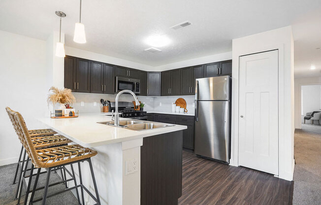 Well Equipped Kitchen With Breakfast Bar at Meadowbrooke Apartment Homes, Grand Rapids, MI