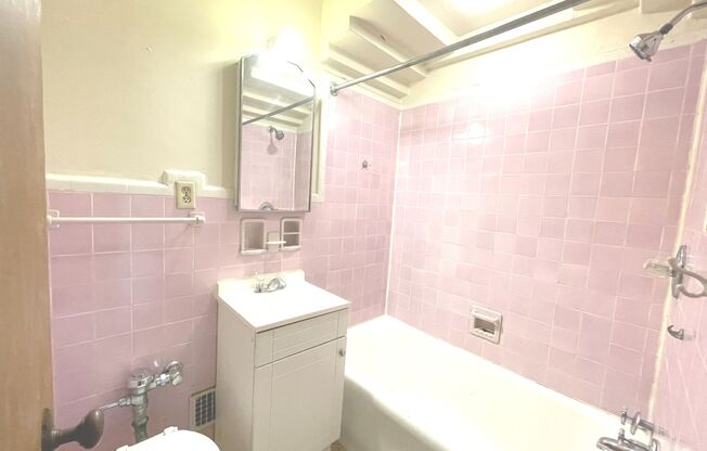 1 bed, 1 bath, $1,075, Unit 204