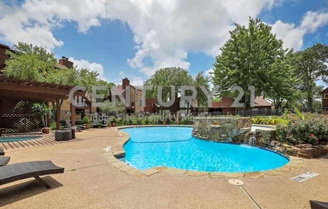 Lovely 1/1 Condo in Small, Gated Community