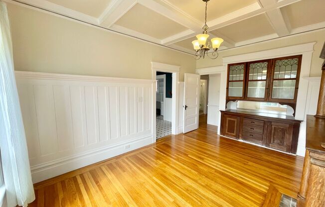 Wonderful Light and Bright Top Floor 2BR/1BA Flat w/Parking, Laundry, Shared Garden - PROGRESSIVE