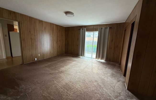 Spacious 3 bed 2 bathroom with 2 car garage