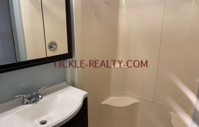 2 beds, 1 bath, $1,325, Unit Upper