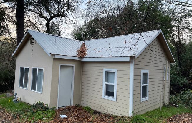 Cute Bungalow Style 1 Bedroom 1 Bath Home--Washer/dryer included!!