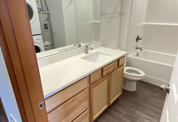 3 beds, 1 bath, $2,425, Unit 1210 #303