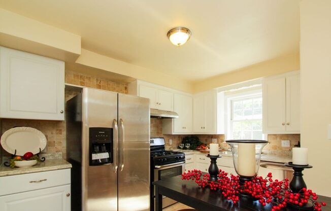 Spacious 3 bedroom 1.5 Bath Gem Available Great location!
