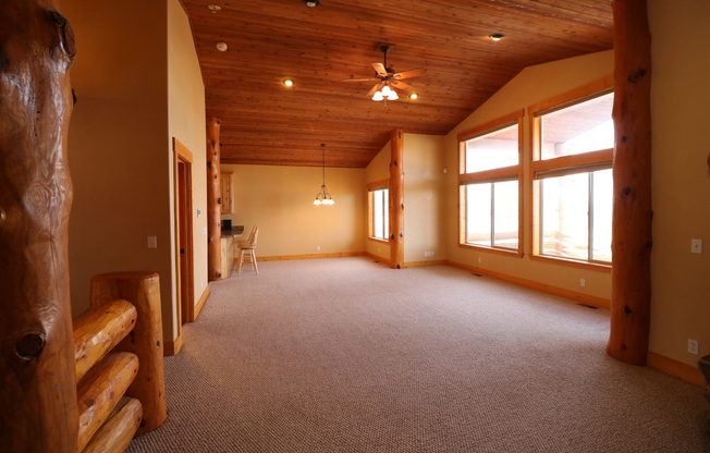 Holiday Move-In Special!! Pet friendly Cabin in Timber Lakes with amazing views