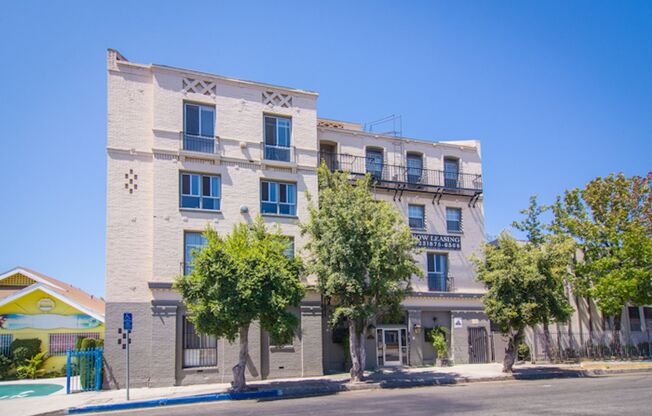 St. Andrews Apts...Charming Apartments...1920's Classic Brick..Newly Remodeled Building! CALL NOW!