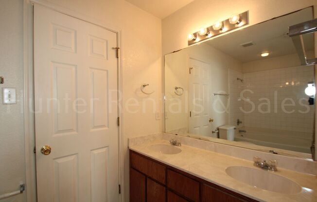 3 beds, 2 baths, $1,150, Unit Unit B