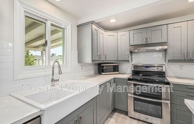 104 E LN JOLLA DR