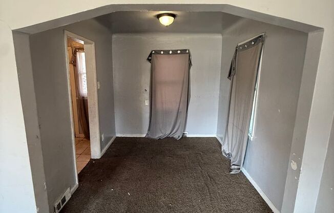 Newly Renovated 2 Bedroom / 1 Bath Duplex – East Side