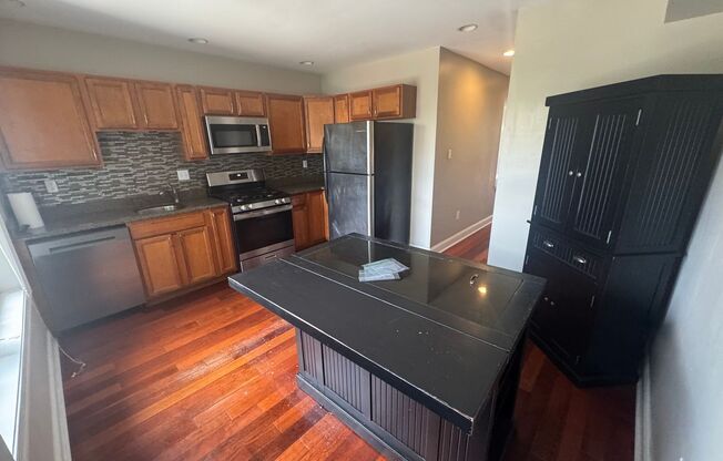 Beautiful 3 bed/2.5 bath in Northern Liberties w/ GARAGE & OUTDOOR SPACE available for a September move-in!!