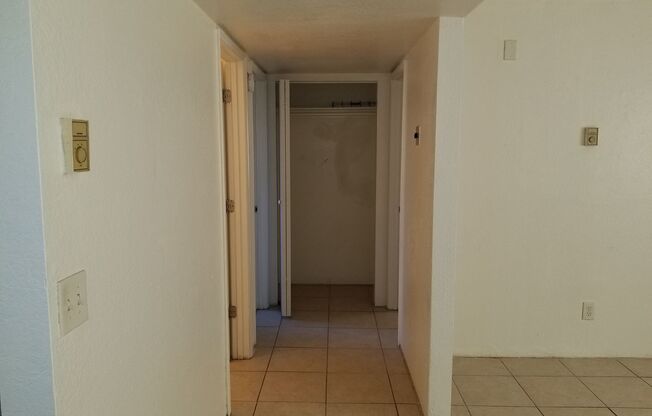 2 beds, 1 bath, $995, Unit 330-1101