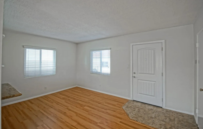 2 beds, 1 bath, $2,600, Unit B