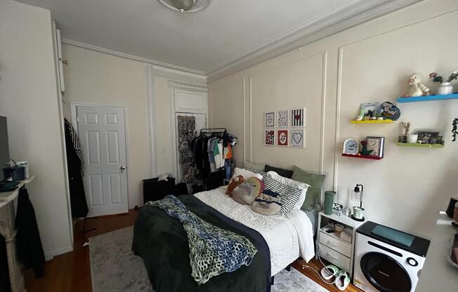 419 W 44 ST
