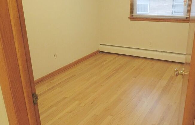 3 beds, 1 bath, 950 sqft, $1,424, Unit 5822-3 Russett