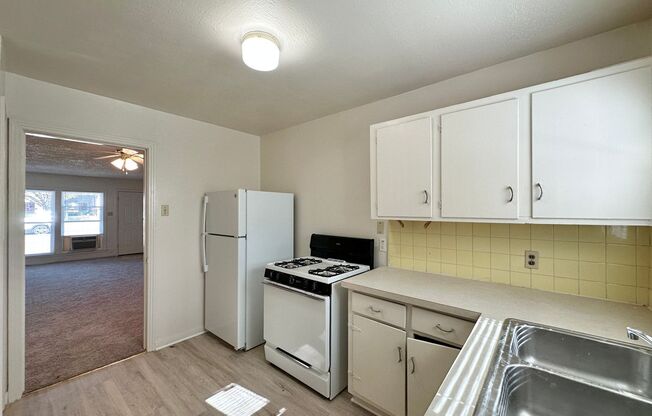 2 beds, 1 bath, 825 sqft, $850, Unit 1006 Williamson Dr (C)