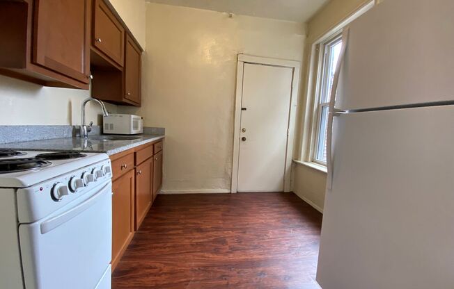 3 beds, 1 bath, $2,350, Unit 345204