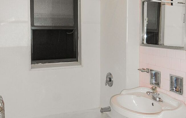 2 beds, 1 bath, 845 sqft, $1,735, Unit 3925-3E