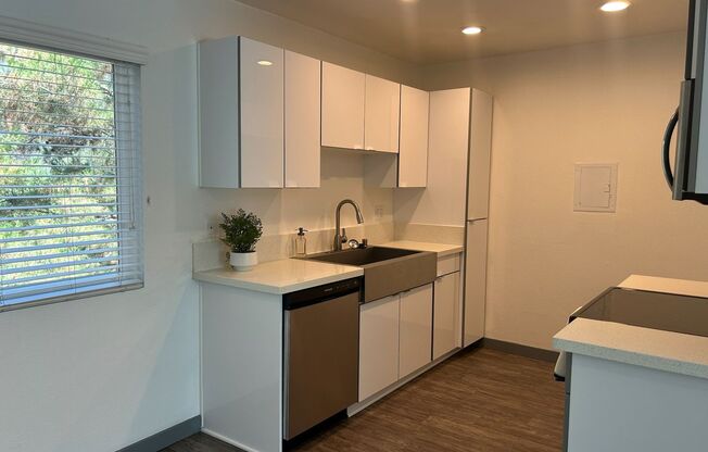 2 beds, 1 bath, 950 sqft, $2,910, Unit B087