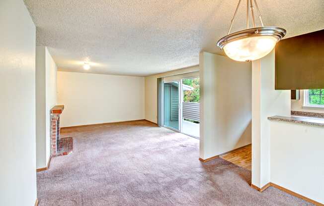 Maple Pointe Vacant Living Room