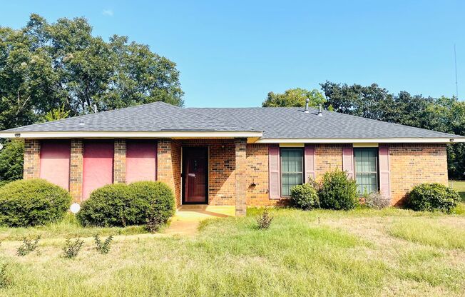 **3 Bed 2 Bath located off Atlanta Hwy ** Call 334-366-9198 to schedule a self-tour