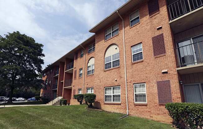 Seminary Roundtop Apartments front exterior